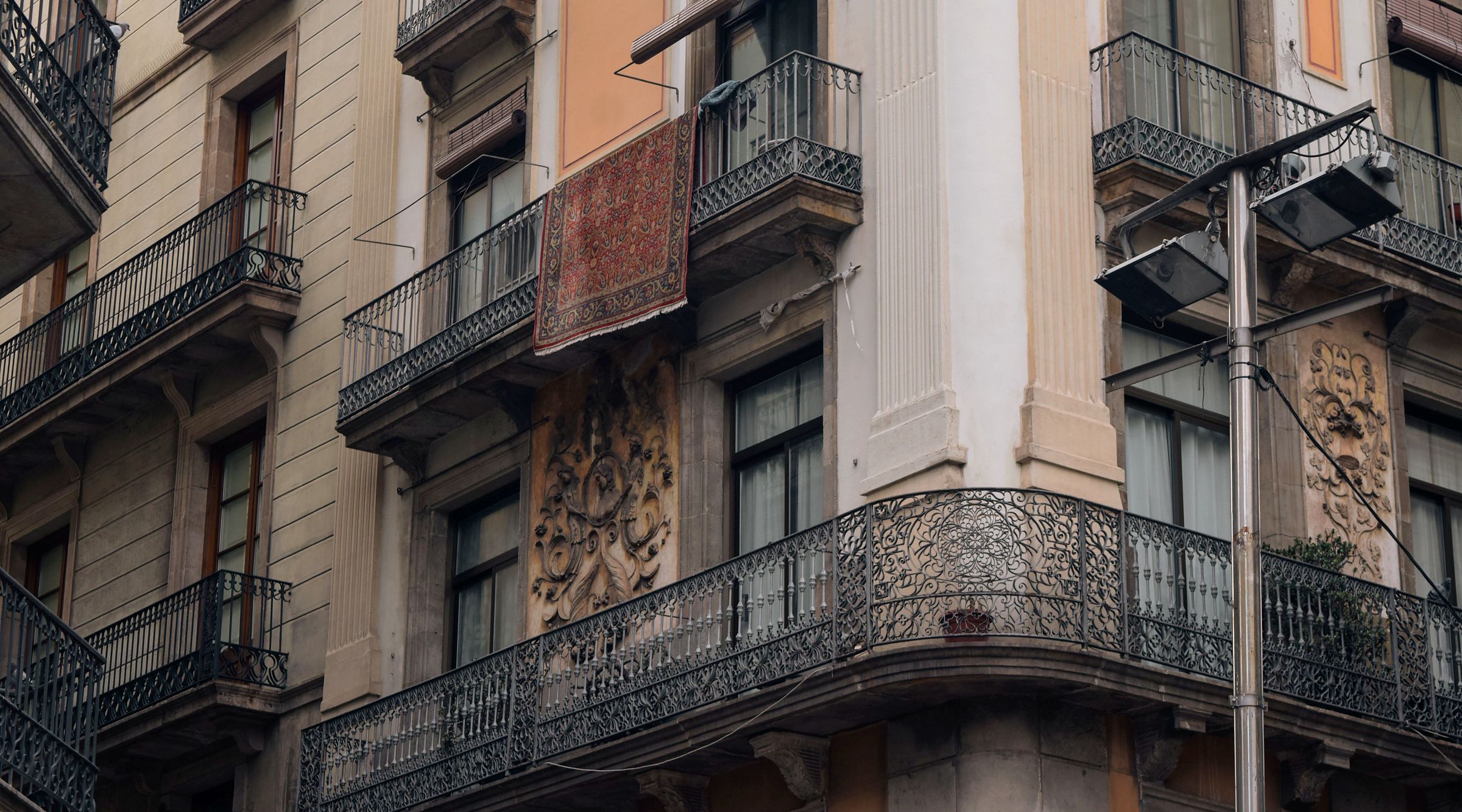 Balcones de forja en una fachada de Barcelona